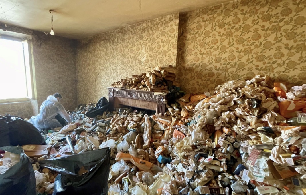 Chambre très encombrée avant débarras